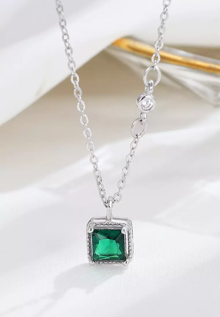 Gold necklace with emerald pendant store