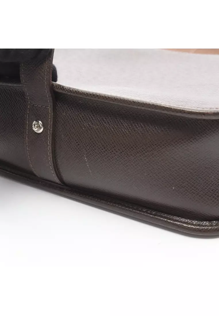 Pre-Loved Louis Vuitton Andrei taiga grizzly bear Shoulder bag leather Dark brown