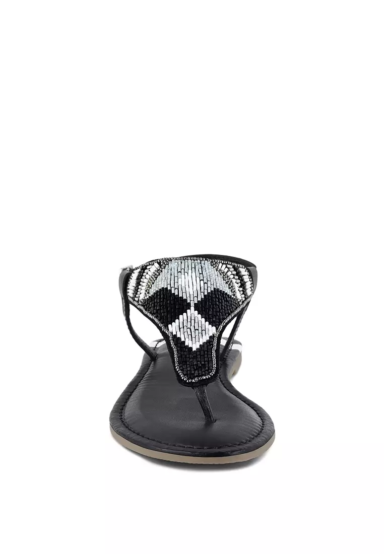 Sandal Datar dengan Gesper Pin dan Manik-manik Warna Hitam