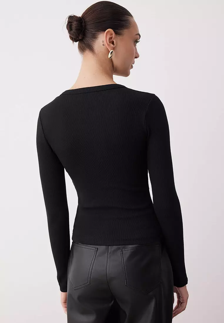 Black Crew Neck Buttoned Fitted/Fits The Body Flexible Ribbed Knitted Blouse
