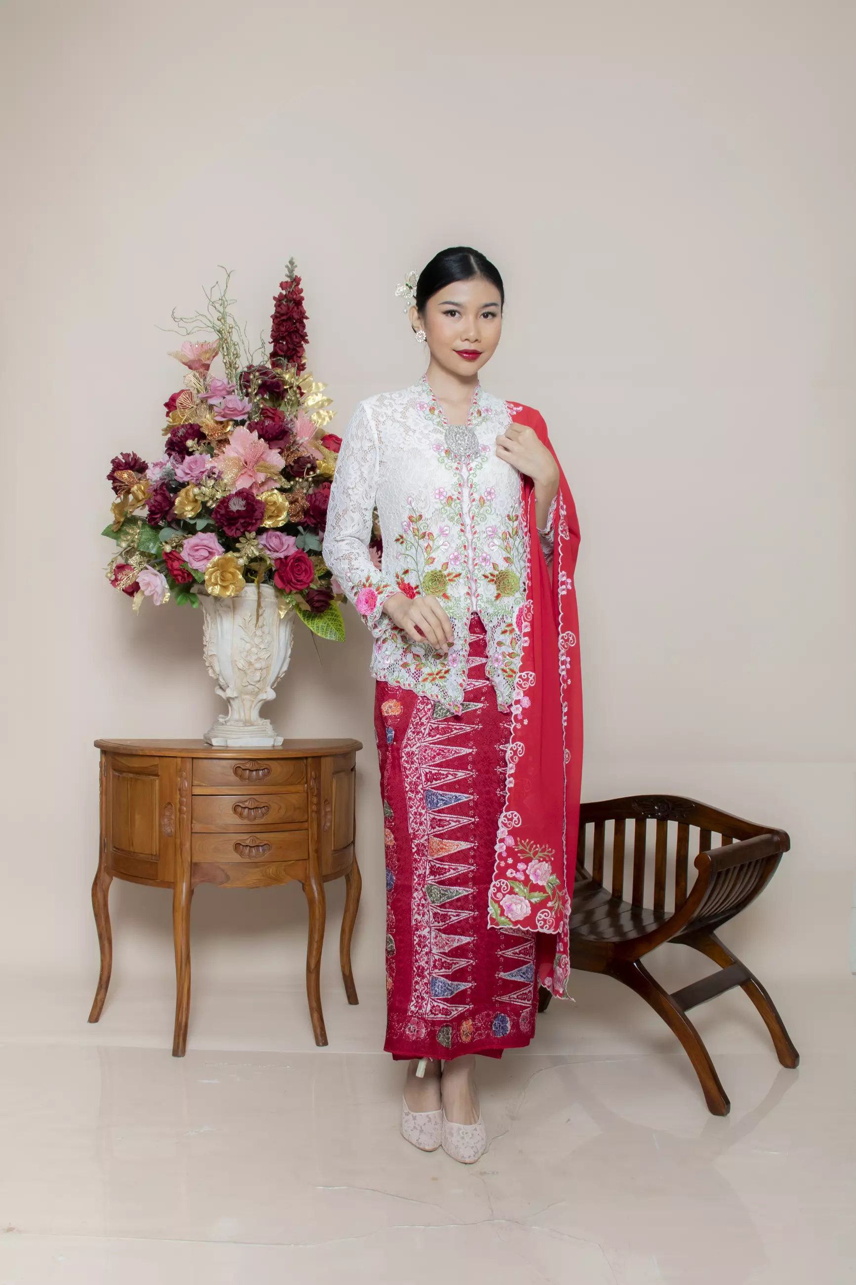 Kebaya Brokat Roses 3 Dimensi in White Color