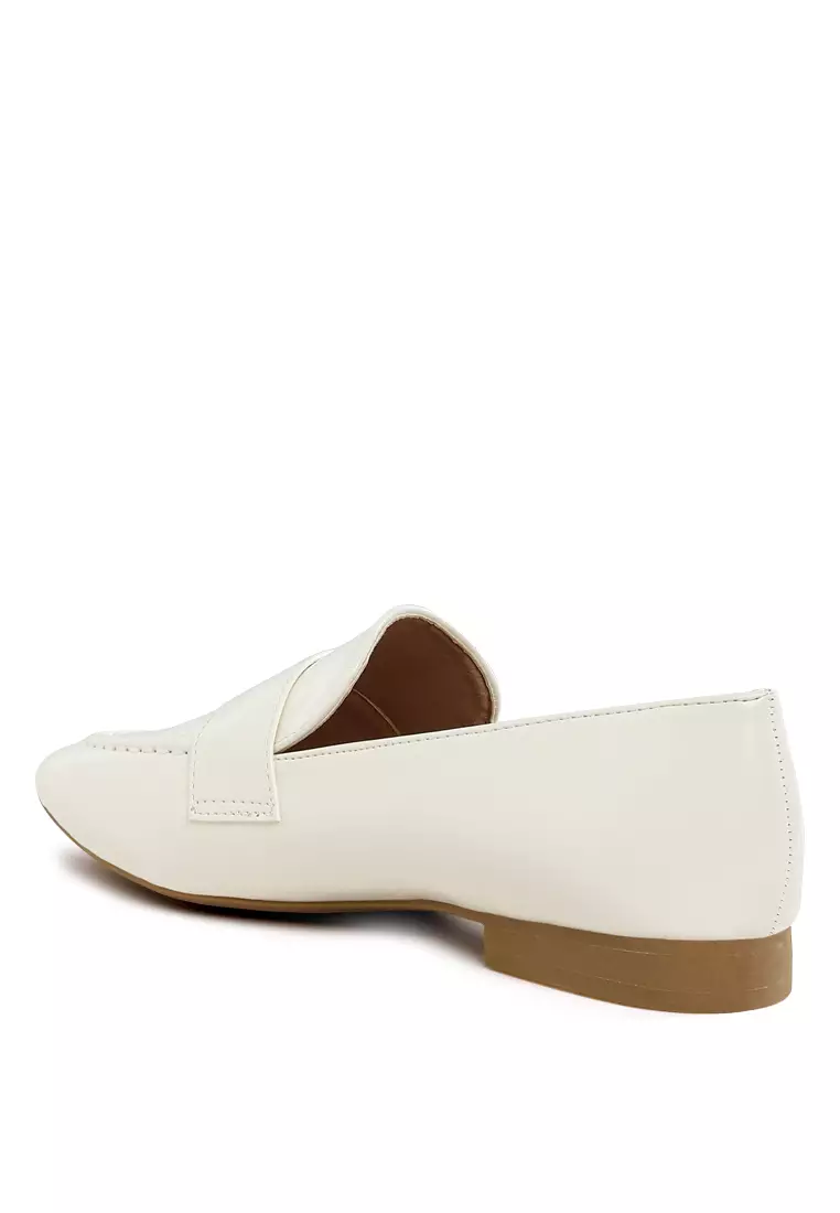 Sepatu Loafer Hak Datar Warna Putih