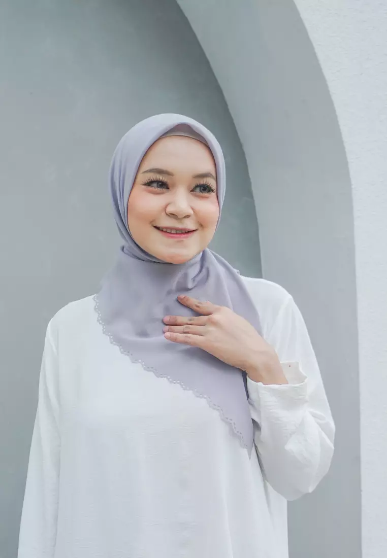 Hijab Segi Empat Lasercut Curly Grey