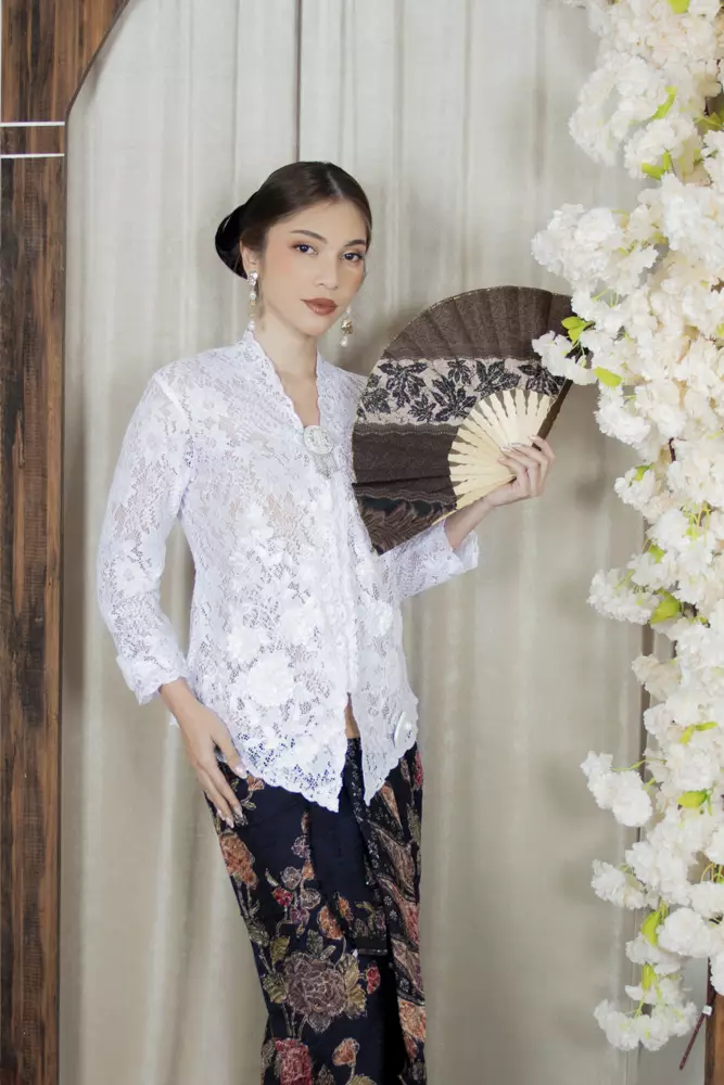 Kebaya Brokat Roses 3 Dimensi All White Color