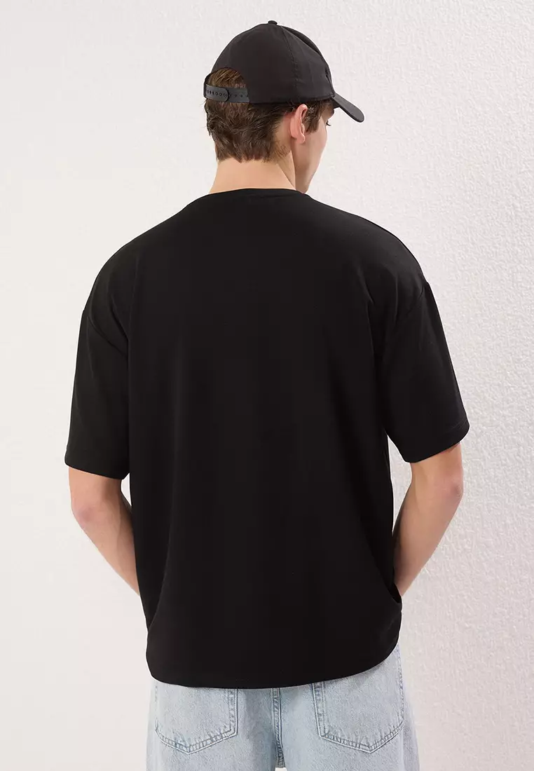 Black Oversize/Wide Cut Metal Label Detail Soft Tissue Interlock Fabric T-Shirt TMNSS25TS00105