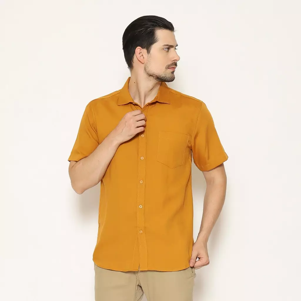 AMK Kemeja Pria Lengan Pendek SHS YIRUMA S/S Premiere Solid Camel