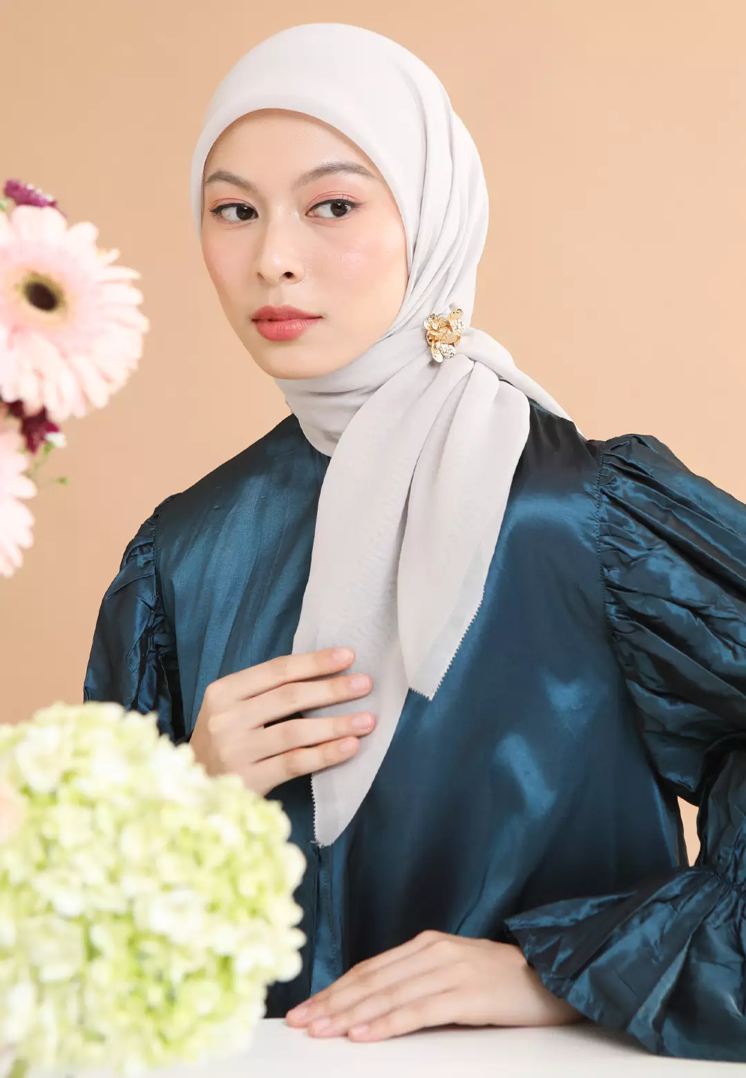 HijabChic Zelda Soft Khaki Scarf - Kerudung Paris Premium Polos Segi Empat Tegak Eyelash Emblem