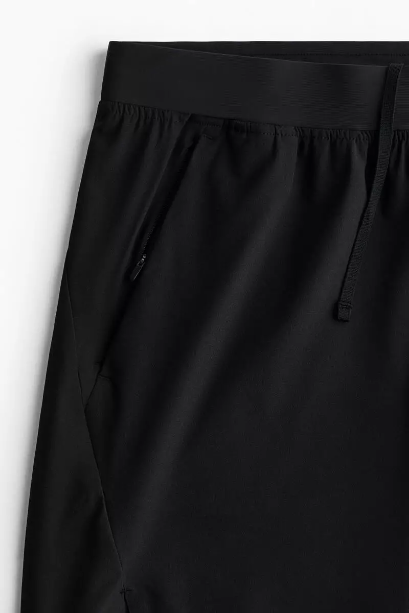Mid-length sports shorts with DryMove™