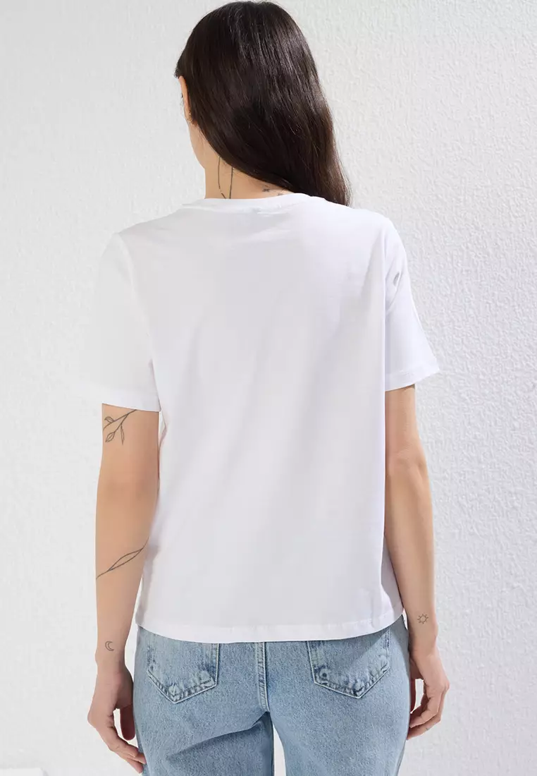 White Flower Accessory Detail Regular Pattern Knitted T-Shirt