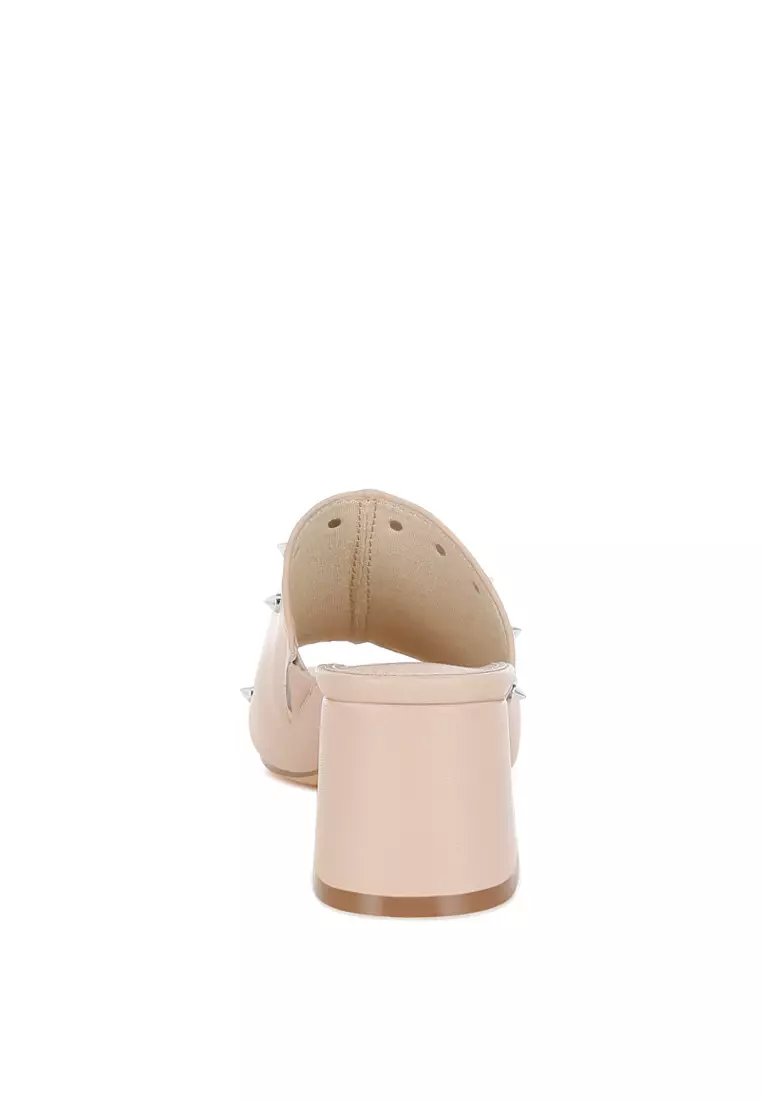 Sandal Mules Bertumit Blok Berhias Stud Warna Beige