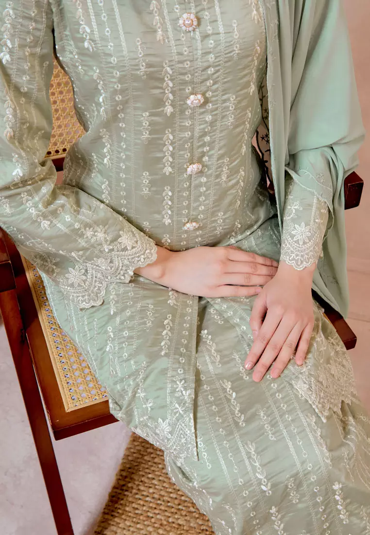 Permata Embroidery Long Kebaya with Kipas Belakang Skirt