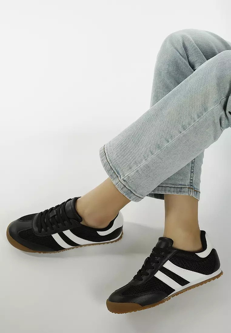Sepatu Kets Bertali Bergaris Kasual Warna Hitam