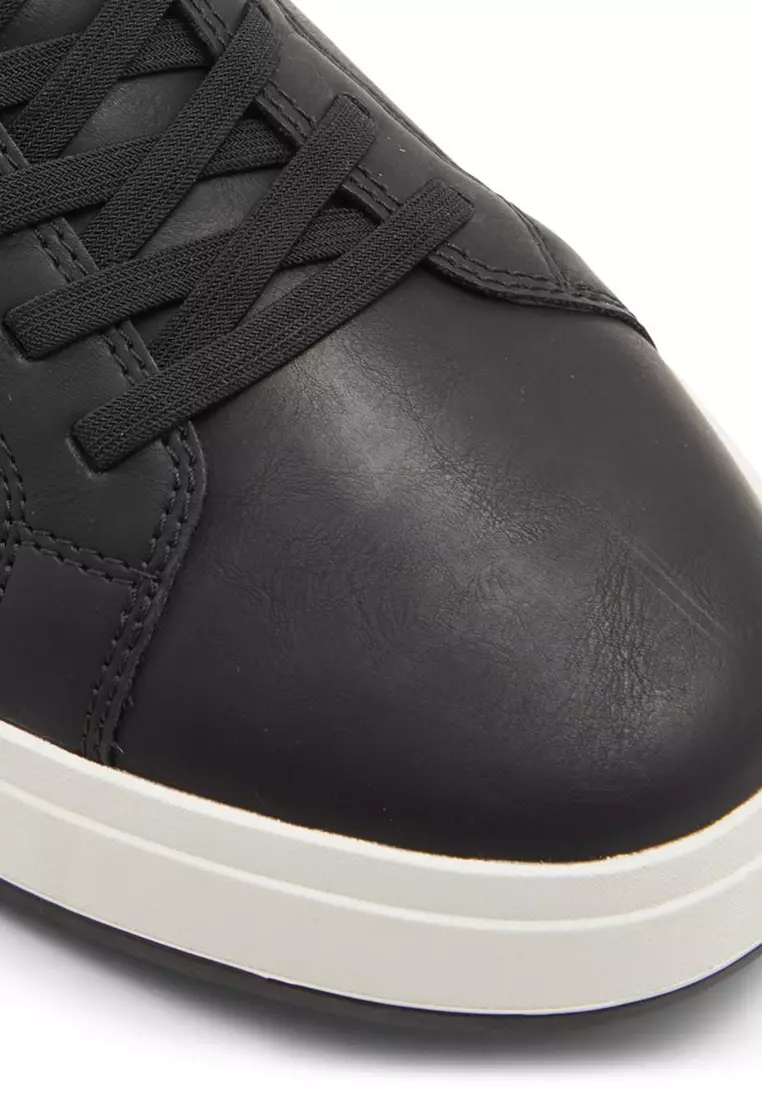 Scottie Easy In Sneakers