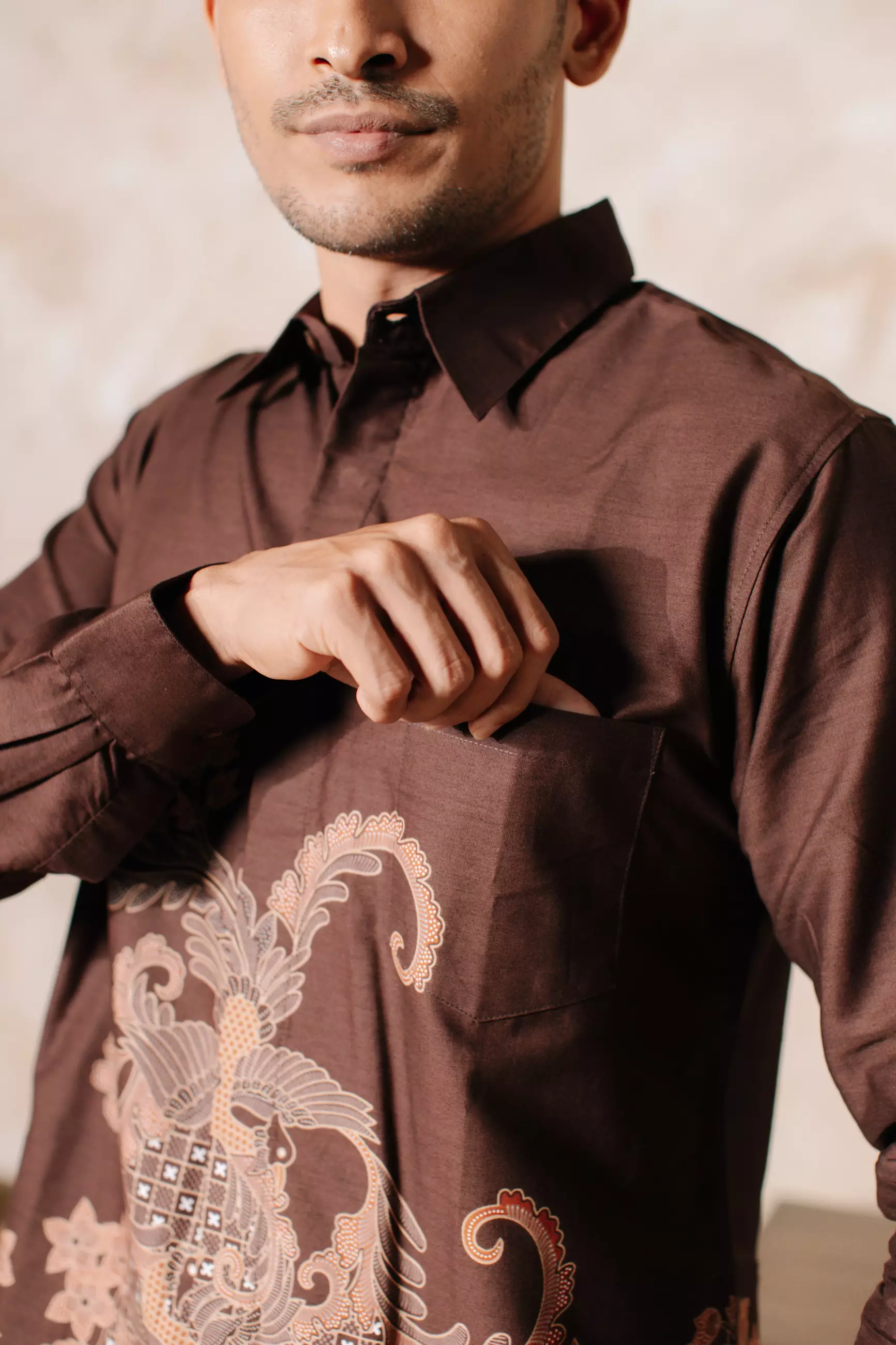 Kavindra Mahogany Brown Kemeja Batik Pria Slim Fit Lengan Panjang Katun Slimfit