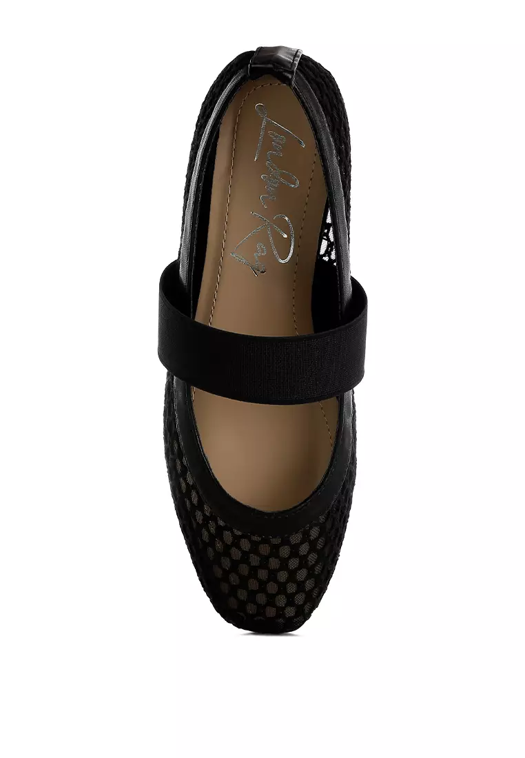 Sepatu Balerina Tali Tengah Kaki Berwarna Hitam