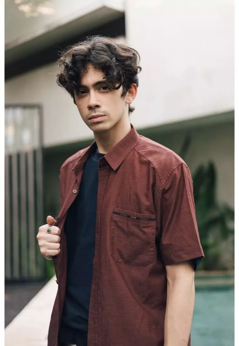 POLICE Kemeja Polos Cotton Twill Slub Maroon Regular Fit Pria