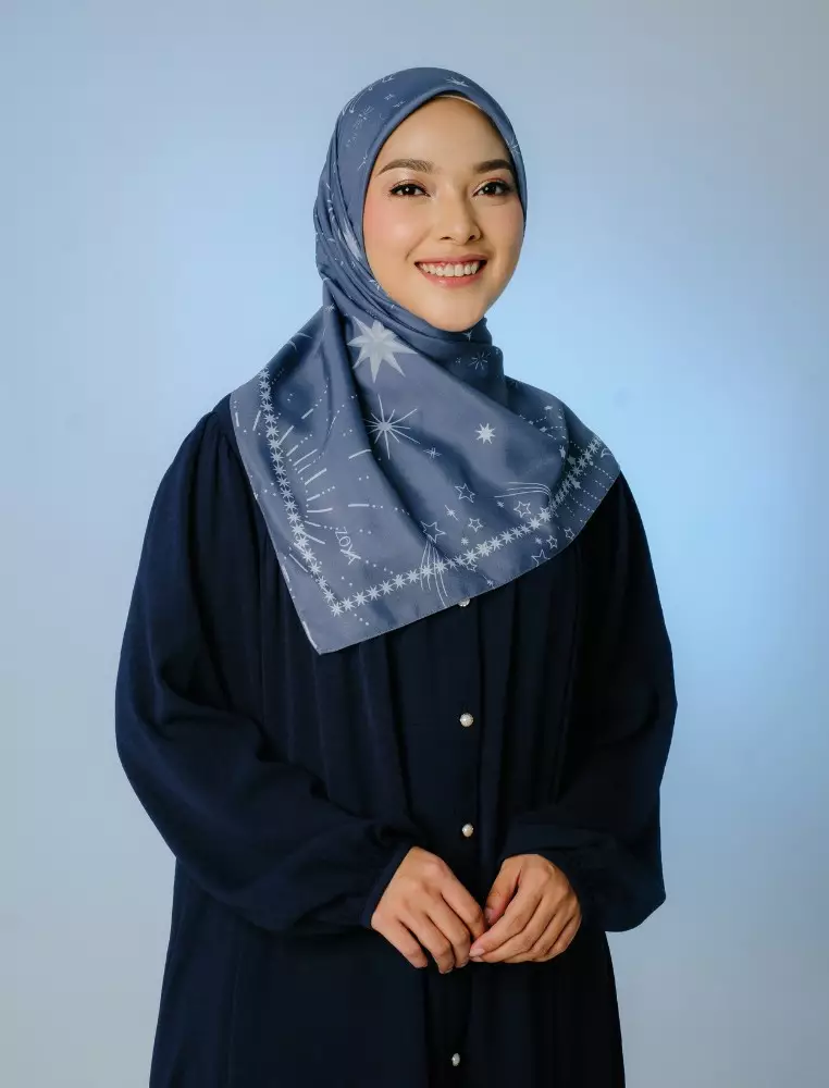 AMBERLY Scarf Grey - Kerudung Hijab Segiempat Motif With Pouch Ziplock - Bahan Poly Fine - Ukuran 110x110