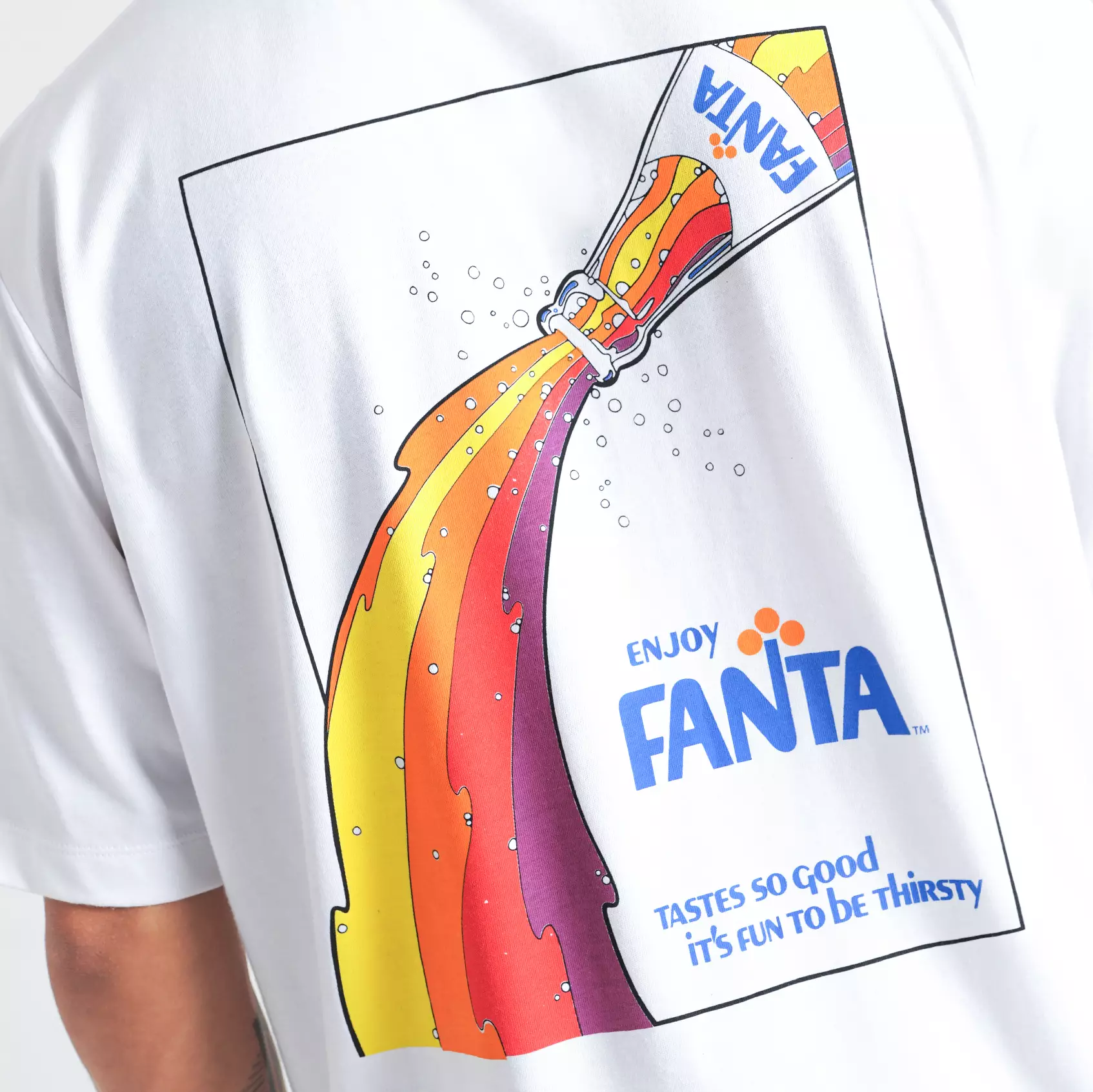 CELCIUS FANTA Fanta Bottle Pour White T-Shirt LIN001425C Putih