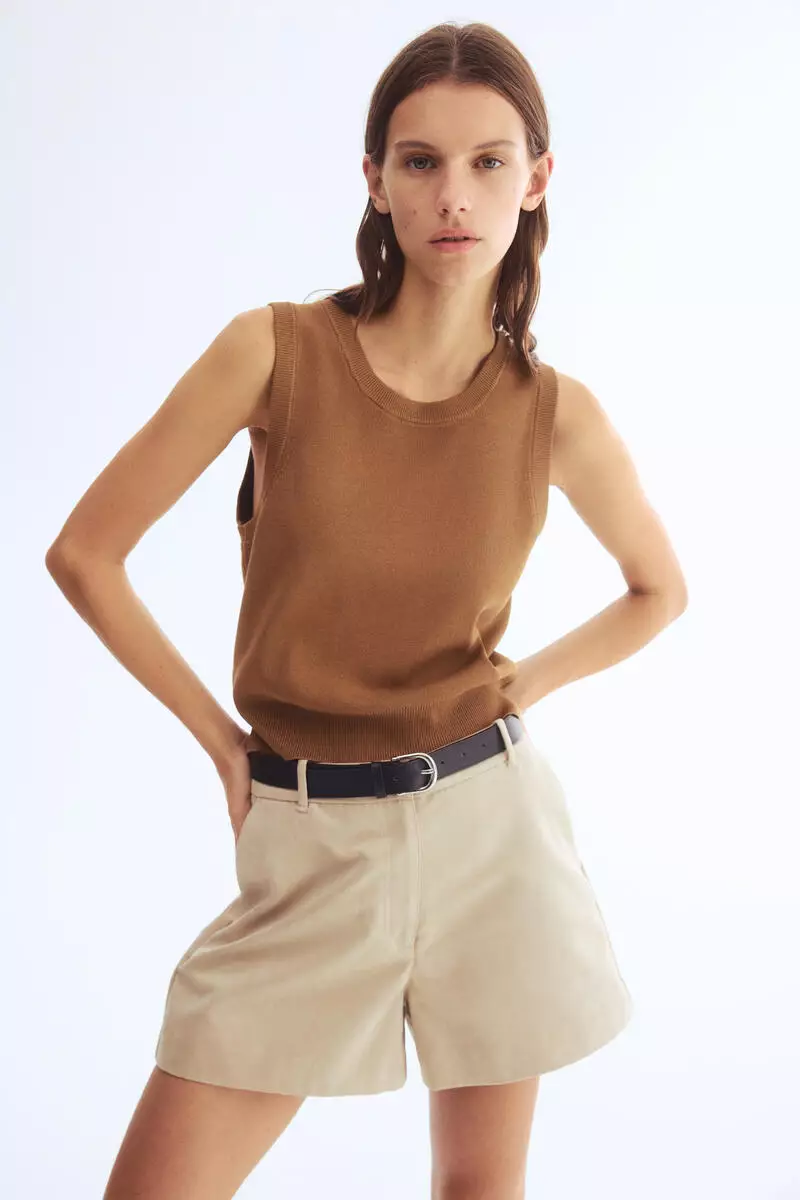 Fine-knit sweater vest