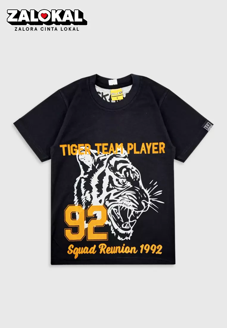Wakakids Baju Anak Laki Laki Atasan Kaos Usia 4 Tahun Hingga 14 Tahun Motif Tiger Team Player 3905 SPATS Hitam