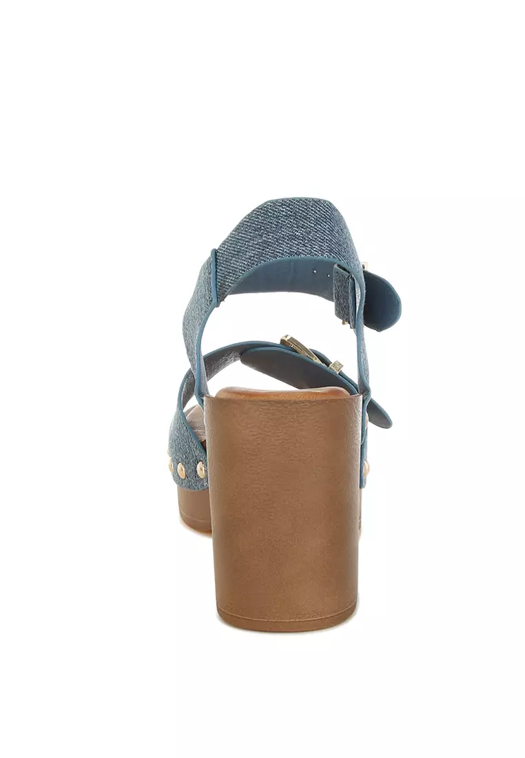 Sandal Bakiak Denim Bertabur Paku dari Denim