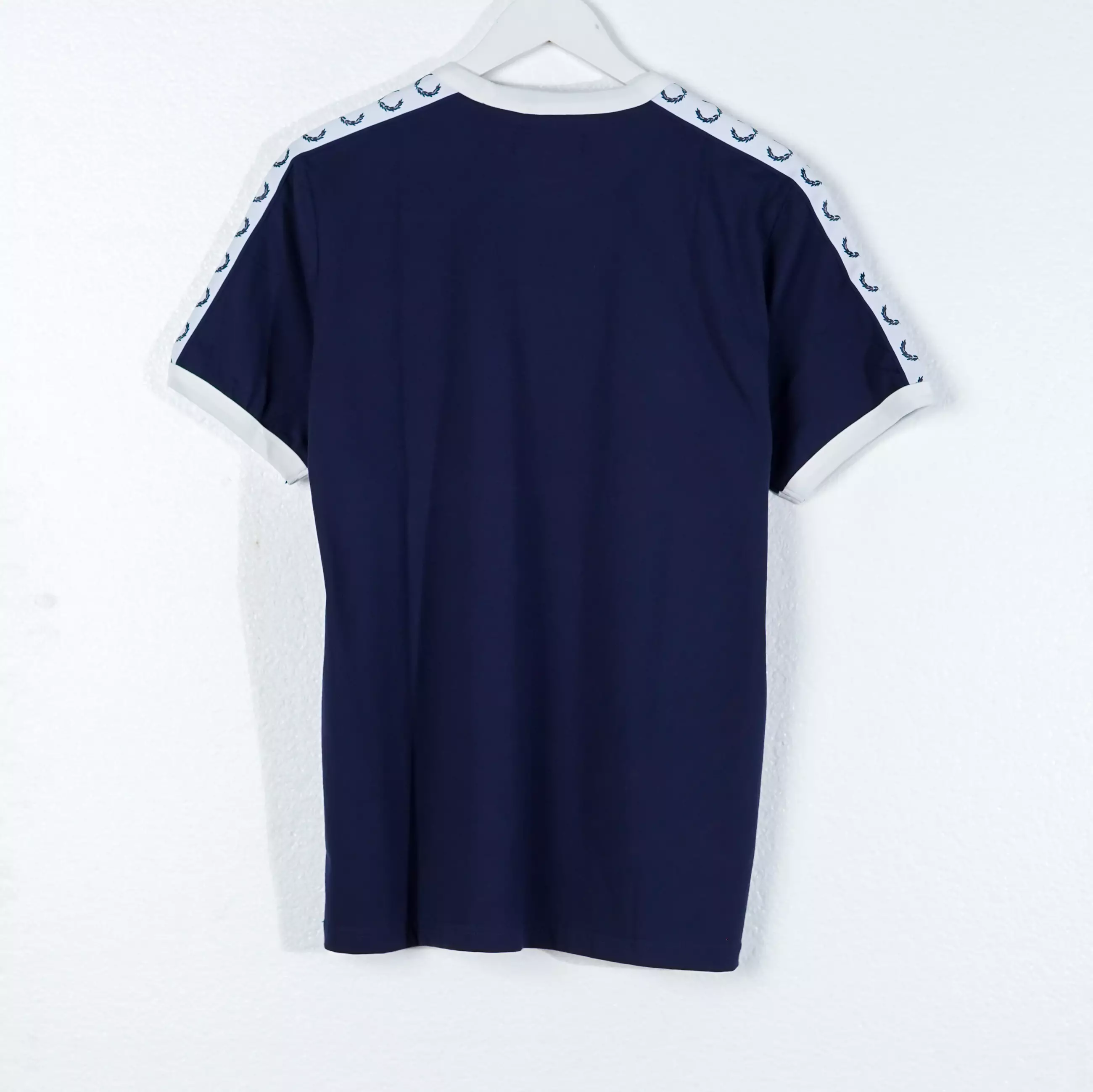 Kaos FRED PERRY BAND TAPE SHOULDER WHITE NAVY TSHIRT 100% ORIGINAL