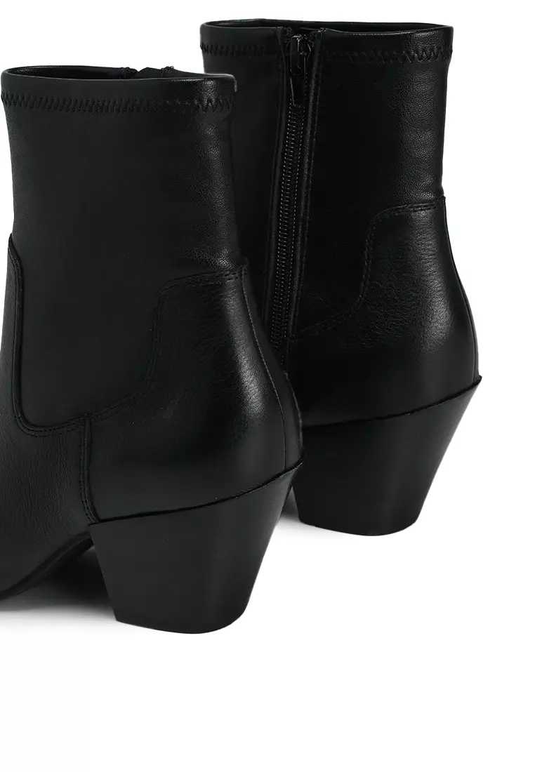 Adwaodith Boots