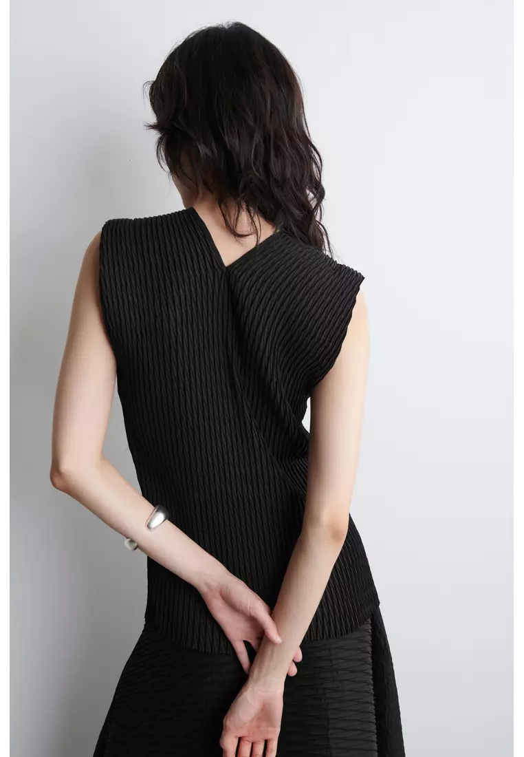 PLEATED V-NECK TOP