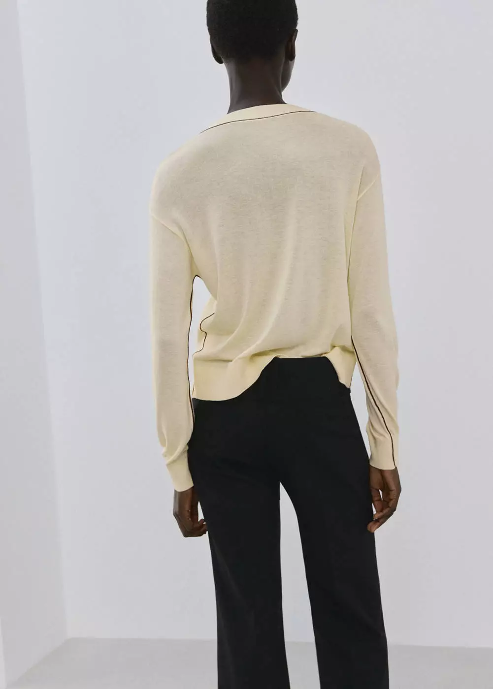 Sweater V-neck dengan trim kontras