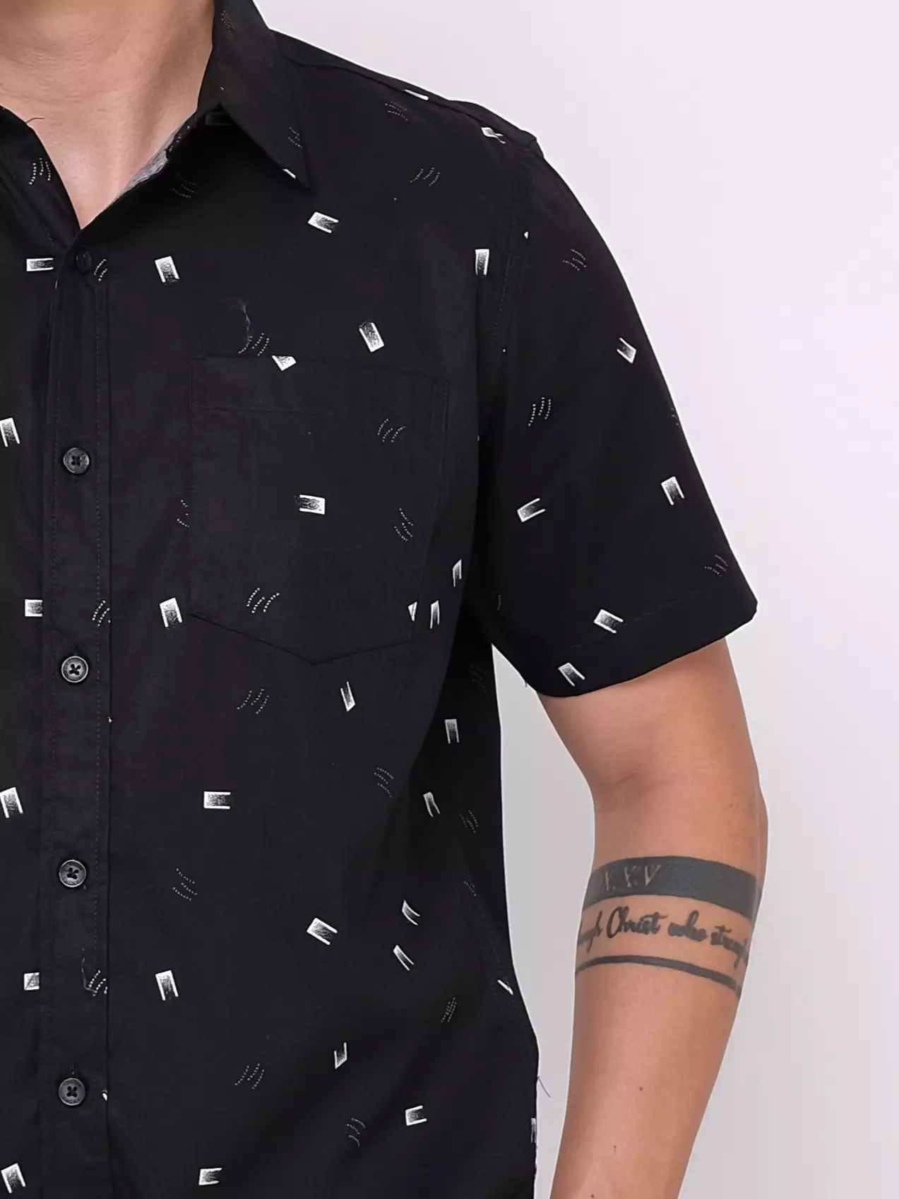 Kemeja Lengan Pendek Hitam Motif Kotak Kecil 16883