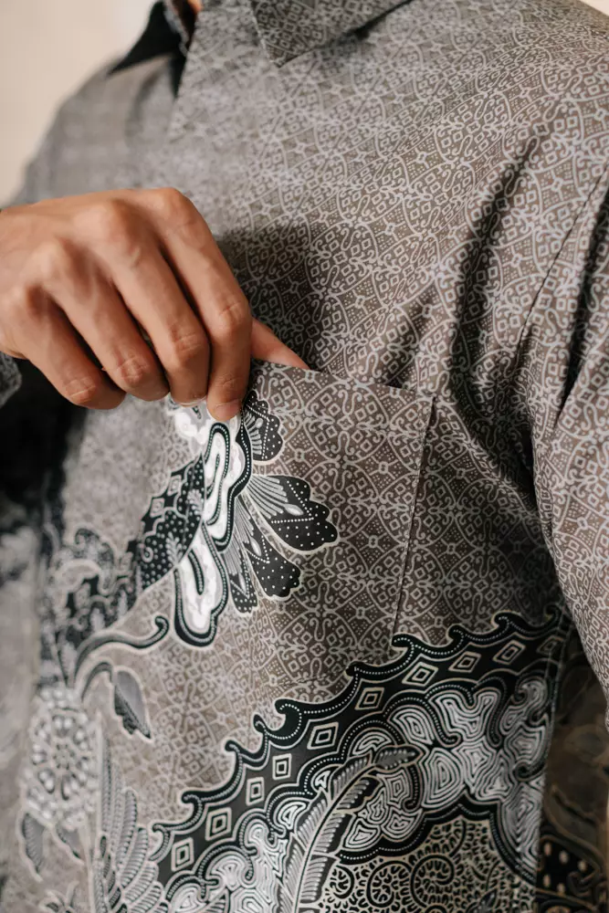 Sasmaya Grey Kemeja Batik Pria Slim Fit Katun