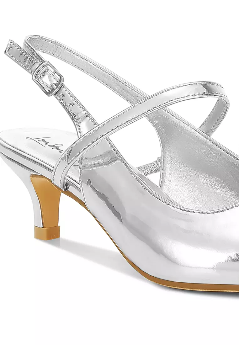 Sandal Slingback Hak Kucing dalam Warna Perak