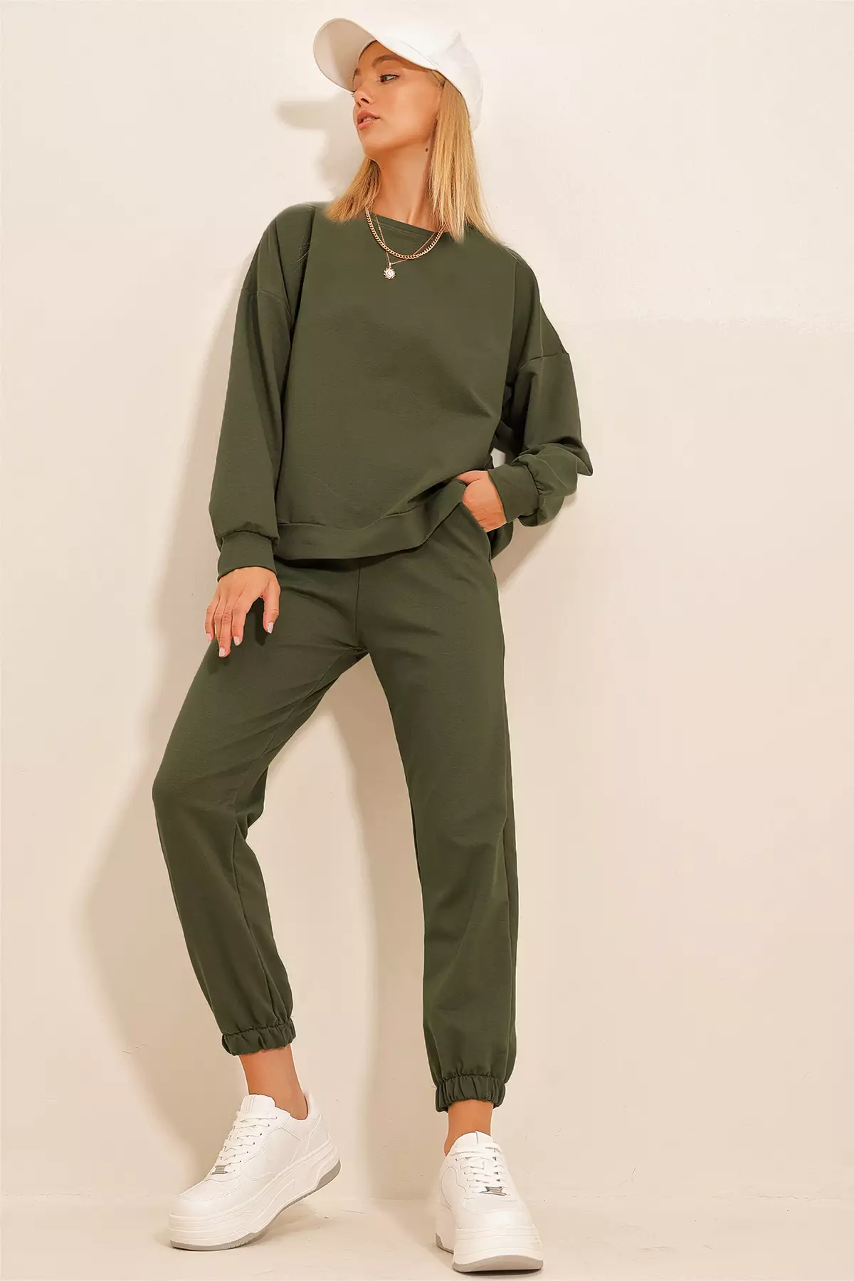 Basic Sweatshirt & Pants Set
