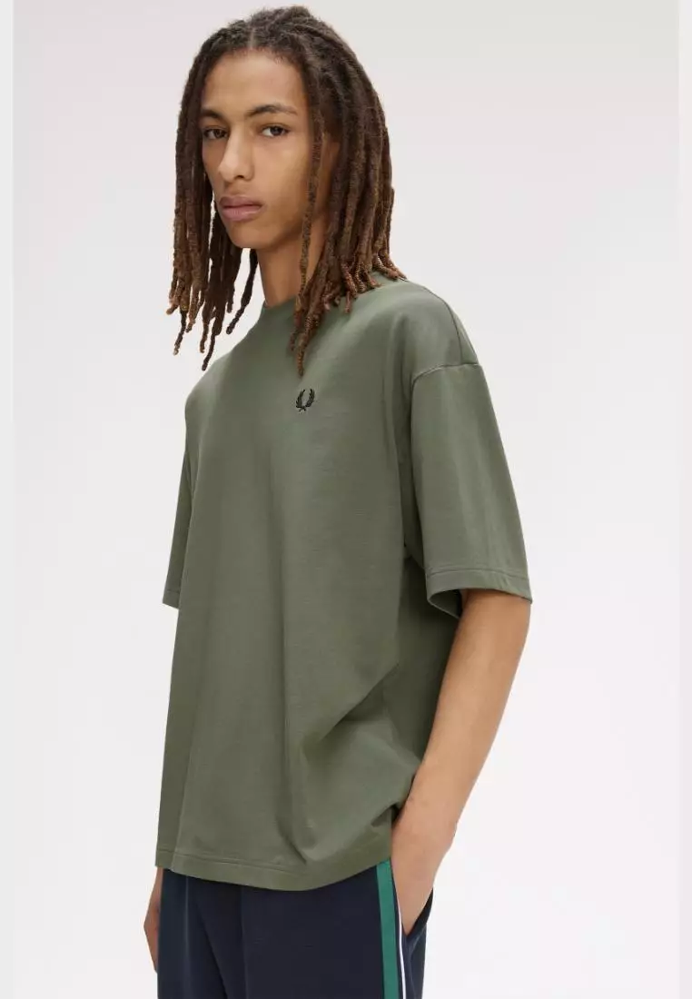 Fred Perry M2478 Back Print Vertical Graphic T-Shirt (Laurel Wreath Green)