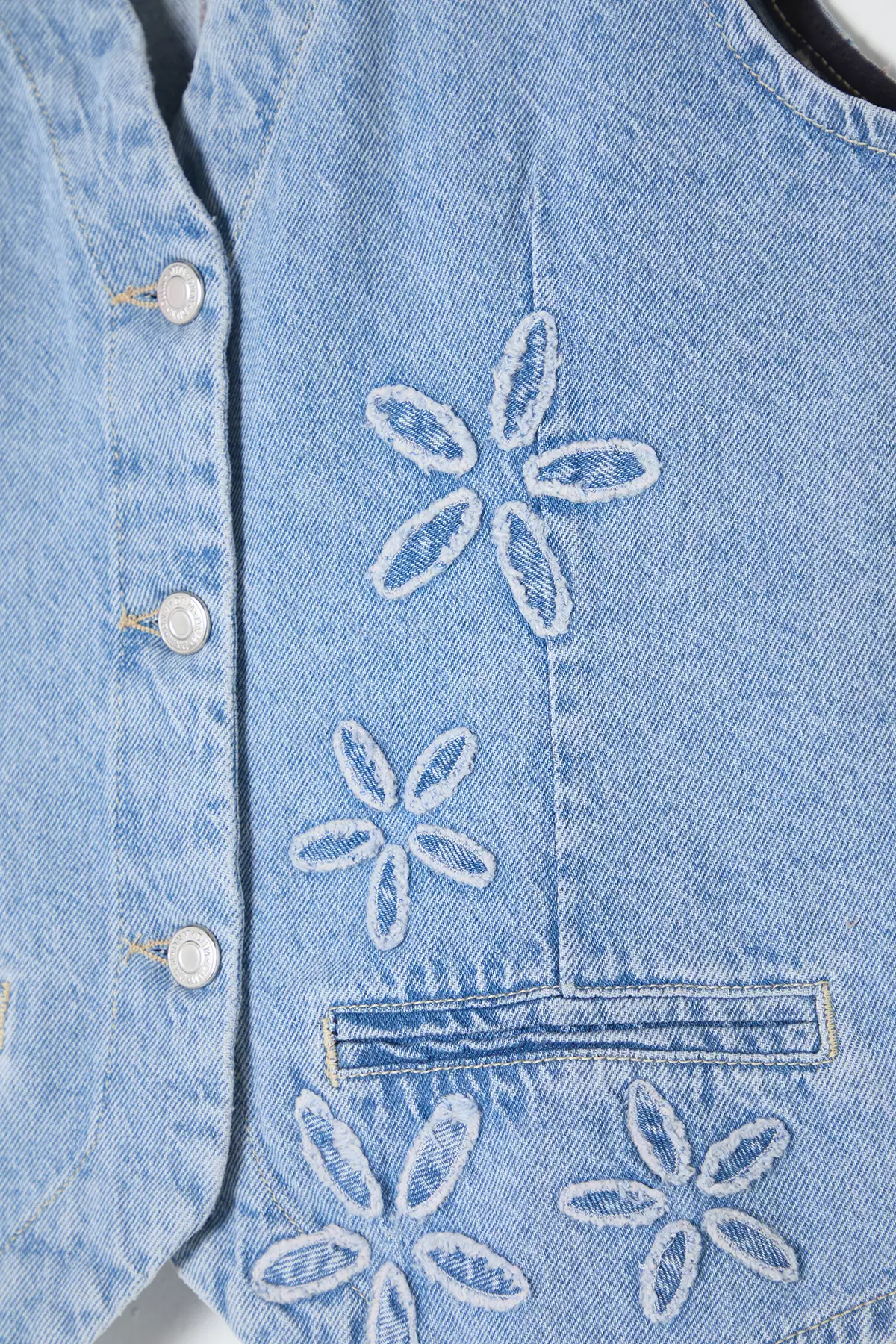 Light Blue Floral Embroidered V Neck Denim Vest TWOSS25YE00003