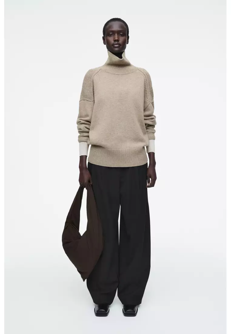 COS KITE SHOULDER BAG - NYLON 2025 | Buy COS Online | ZALORA