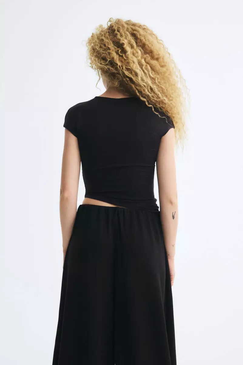 Asymmetric keyhole top