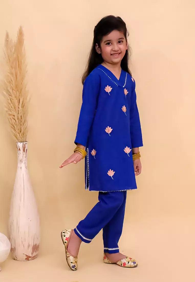 The Mom Store Kamal Vatika Girls Embroidered Kurta Set - Blue