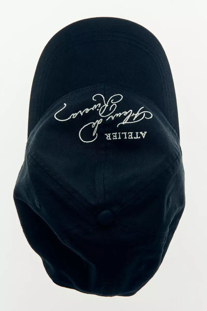 Embroidered-motif twill cap