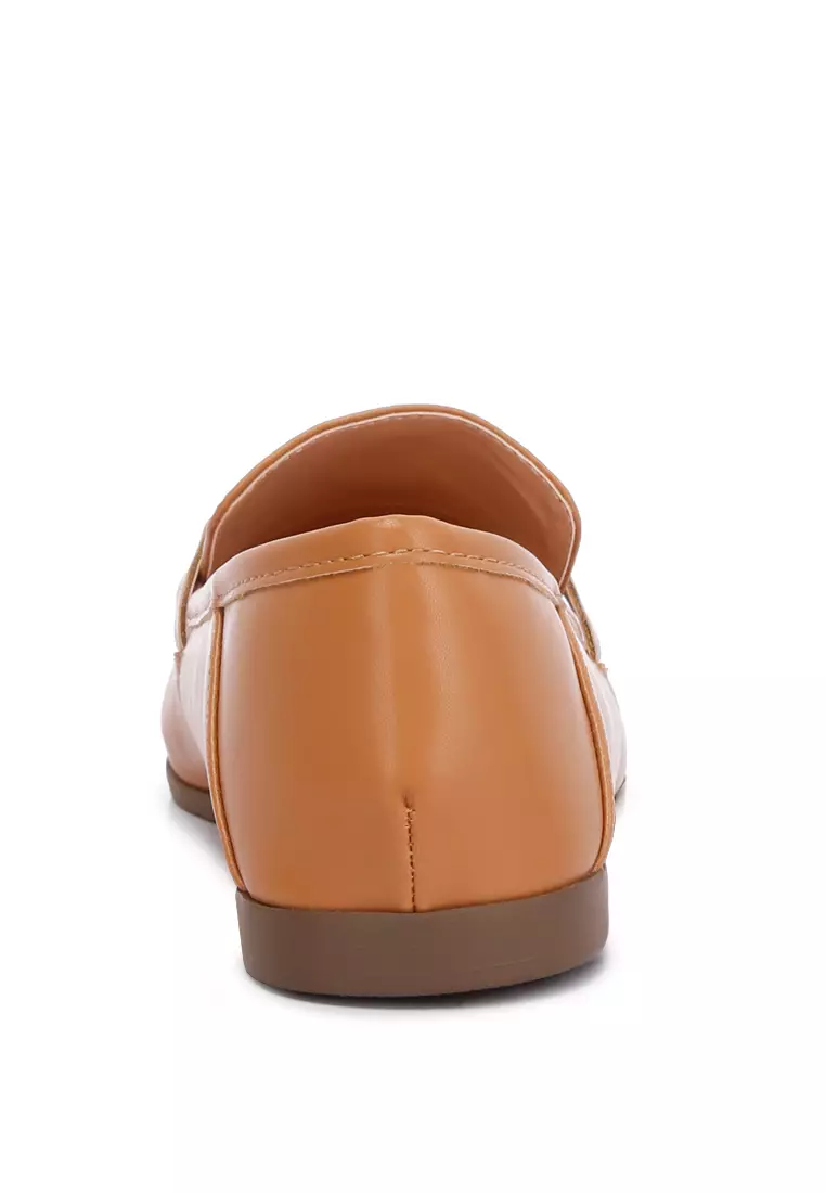 Sepatu Kulit Imitasi Berhias Horsebit dalam Warna Tan