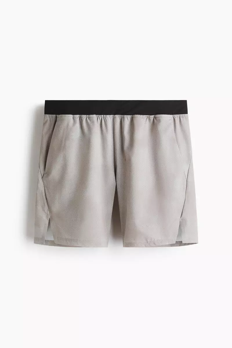 Mid-length sports shorts with DryMove™
