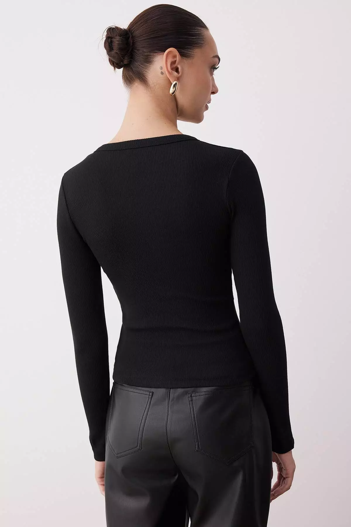 Black Crew Neck Buttoned Fitted/Fits The Body Flexible Ribbed Knitted Blouse