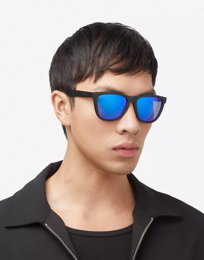 HAWKERS POLARIZED Black Sky ONE RAW. Sunglasses for Men and Women, Unisex. UV400 protection. Official product designed and made in Spain. HONR21BLTP