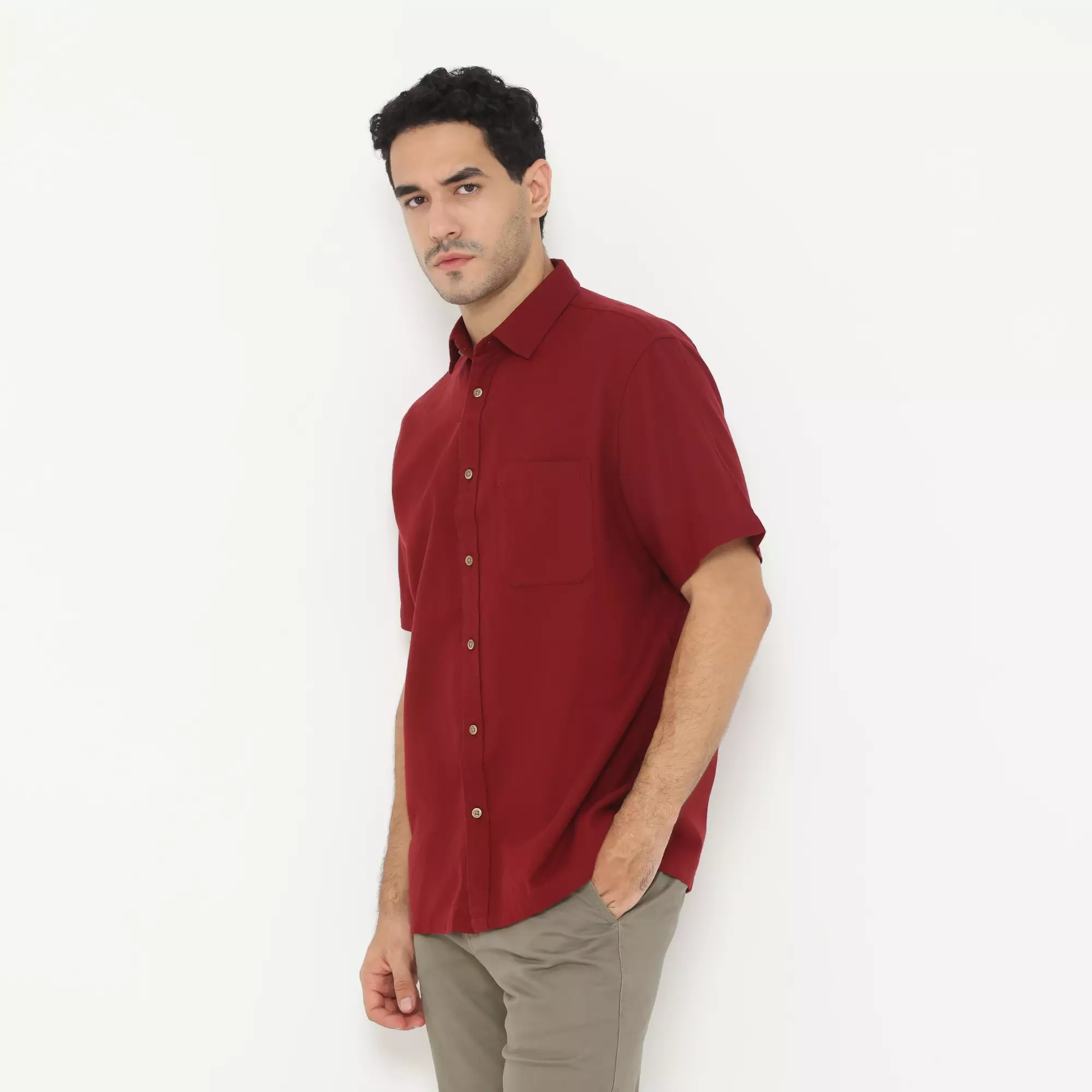Men & Clo x PLATINI | Kemeja Pria Basic Polos Lengan Pendek Katun Maroon 1090 