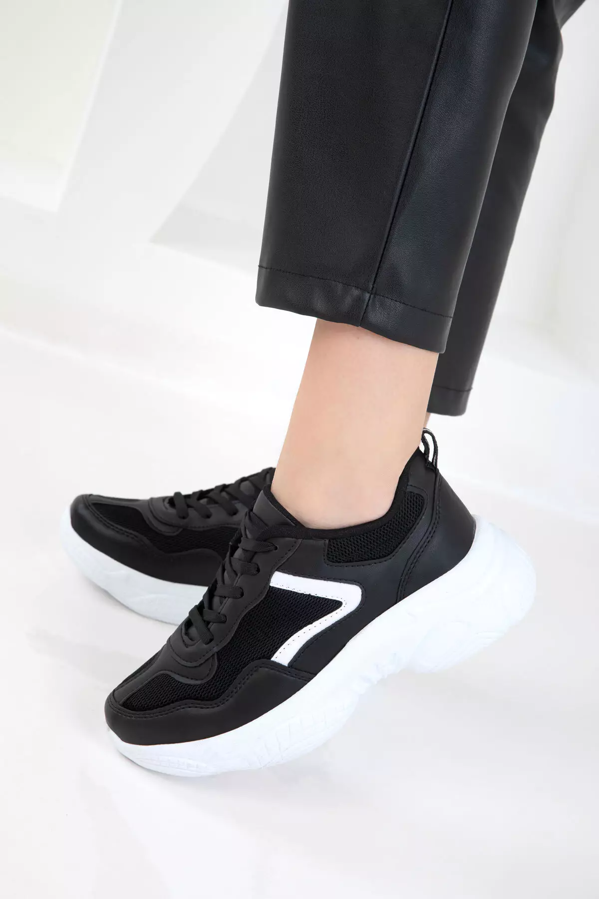 Black-White Women's Sneaker 20610