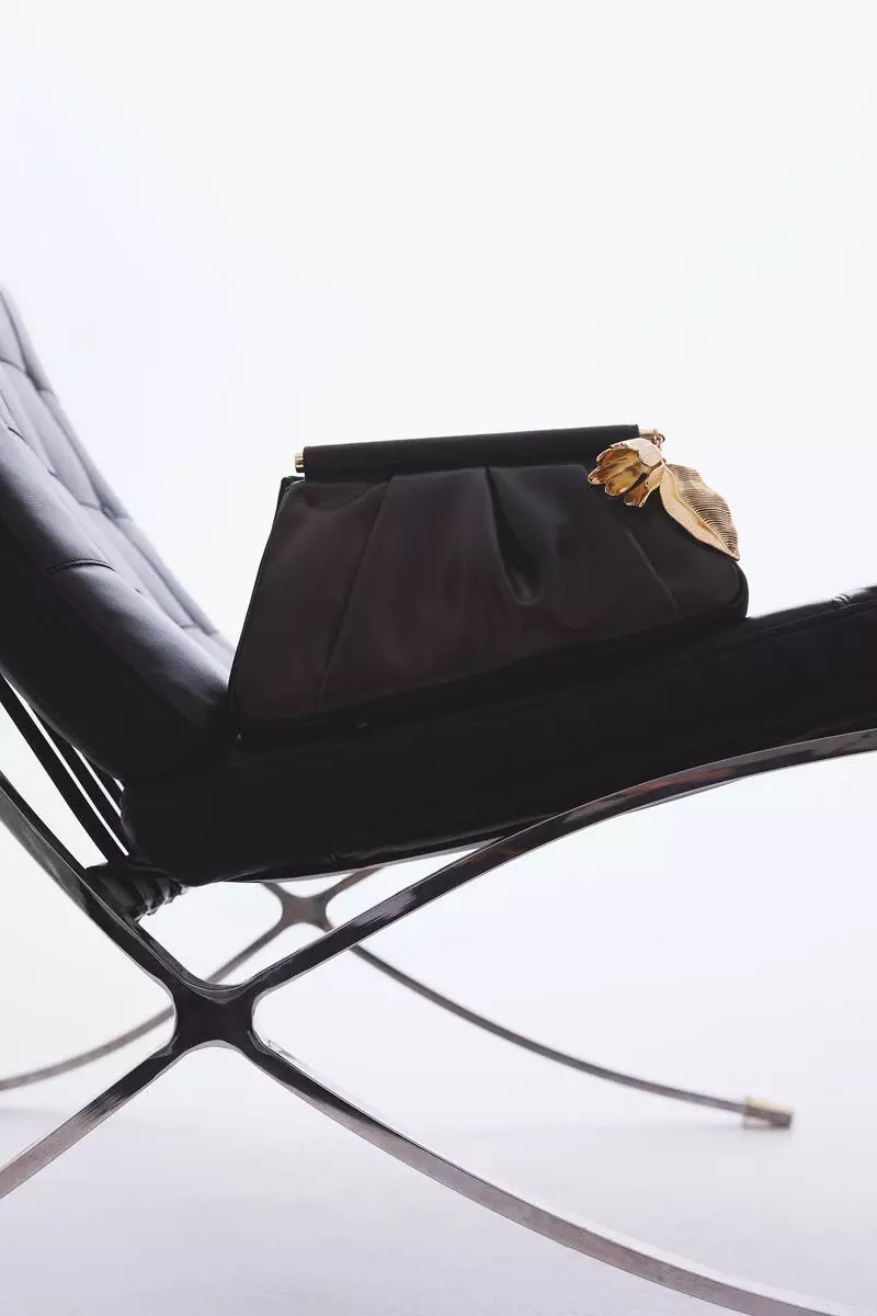 Asymmetric clutch