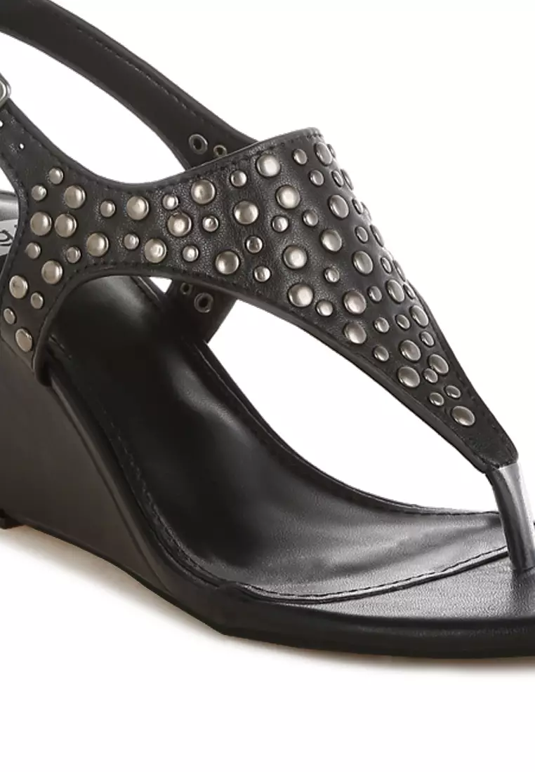 Sepatu wedges bertabur paku dengan ujung bertabur paku warna hitam