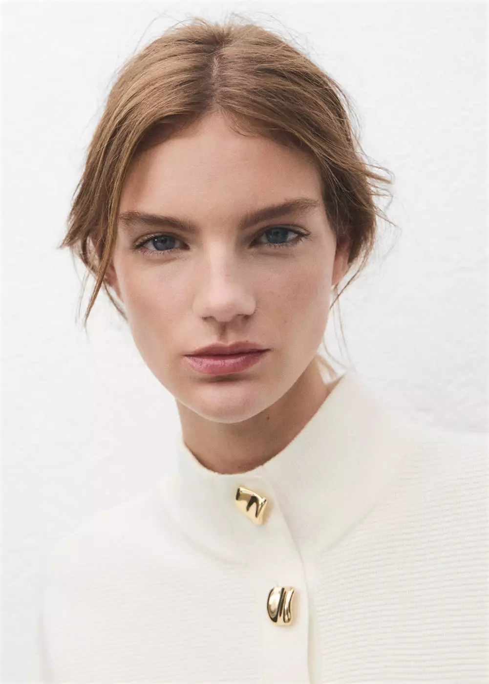 Sweater turtleneck dengan kancing permata sintetis