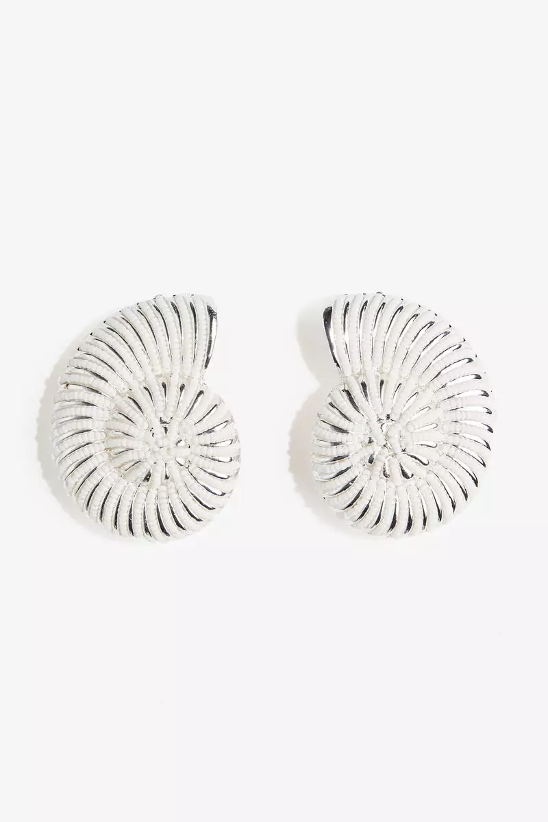 Shell-shaped earrings