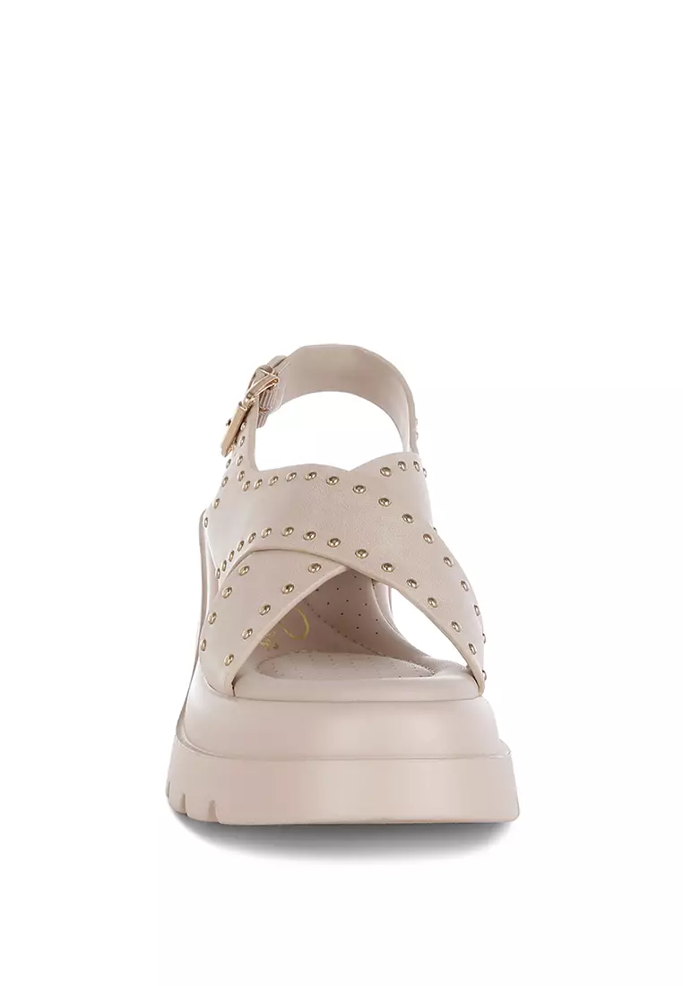 Sandal hak blok berhias stud warna krem
